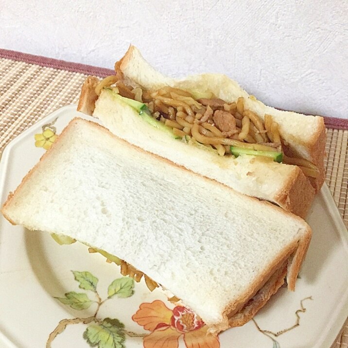 きゅうりがいいね！焼きそばサンドイッチ♪